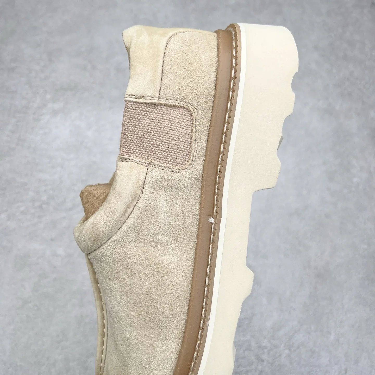 Pick up locally 💰600 UGG 6913 Tasman Lug suede round toe lightweight low-top lifestyle casual shoes. All shoes are made from the same factory as ZP. Longfeng A-grade Australian imported sheepskin and wool are integrated. Brand OEM production line fully follows the ZP process. OEM original pattern maker adheres to the principle of no original shoes and no development selection. Pay attention to every detail. The most authentic version on the market TREADLITE "Light Wing" technology outsole Lightweight/durable/flexible/pile size: 40 41 42 43 44 Coding: yby2936060